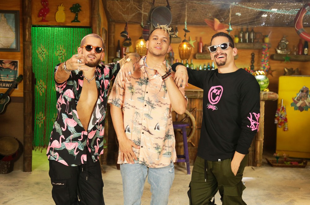 Ovy On The Drums Recreates ’50 First Dates’ in ‘Sigo Buscandote’ Video With Mau & Ricky: Exclusive