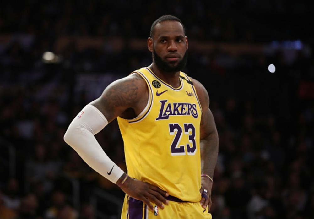 Lakers' LeBron James Snacks On Red Vines During Win: Fans React