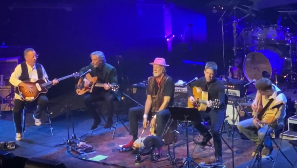 Watch Noel Gallagher Cover Fleetwood Mac At Peter Green Tribute