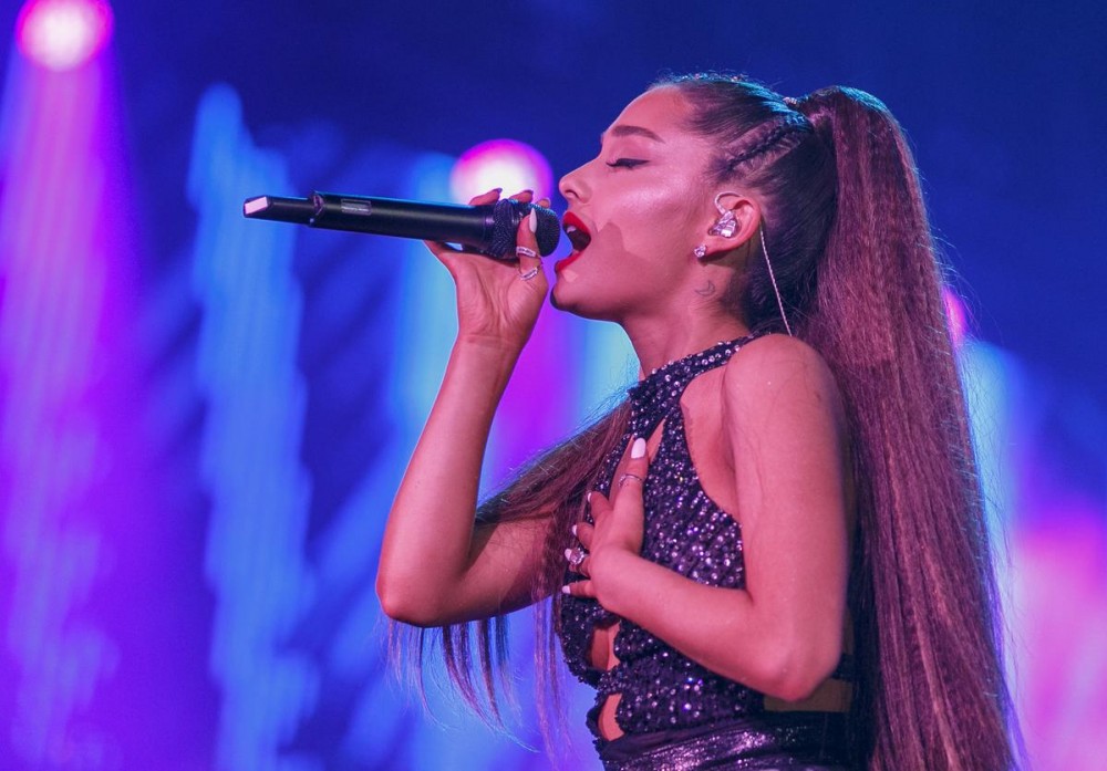 Ariana Grande Gives Money To Fans Affected By Coronavirus
