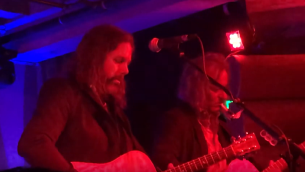 Watch Black Crowes Brothers Cover An R.E.M. Deep Cut With Peter Buck