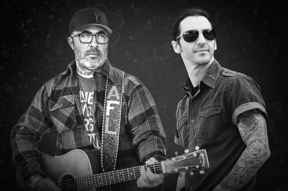 Staind’s Aaron Lewis + Godsmack’s Sully Erna Playing Unplugged Together on Drive-In Tour