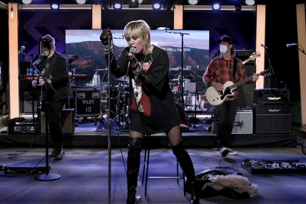 Miley Cyrus Covers Hole’s ‘Doll Parts’ on ‘Howard Stern Show’