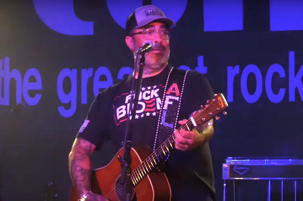 Aaron Lewis Gets Wasted Onstage, Accidentally Performs ‘It’s Been Awhile’ Twice