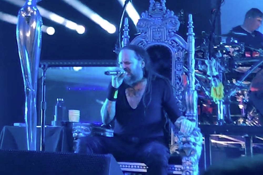 COVID ‘Aftereffects’ Force Jonathan Davis to Perform Korn Shows Partially Seated