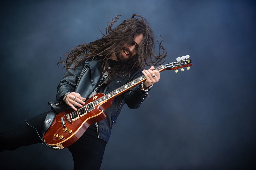 Slash / Mammoth WVH Guitarist Frank Sidoris and Wife Involved in ‘Serious Car Accident’