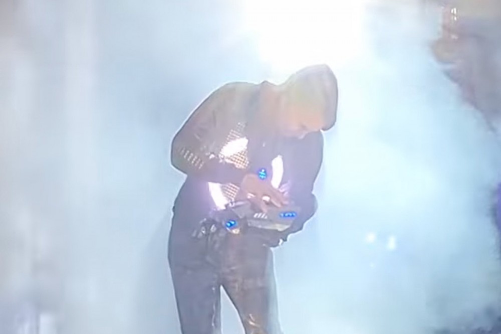Muse’s Matt Bellamy Plays a Robot Glove at 2022 Isle of Wight Show