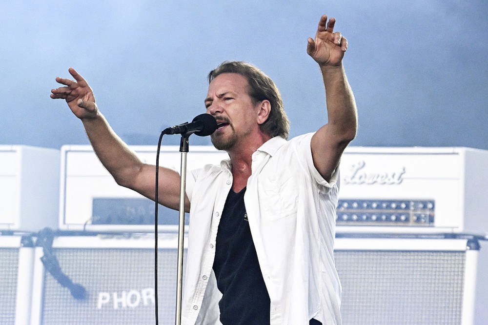 Eddie Vedder Suffering From Vocal Damage, Pearl Jam Cancel Show