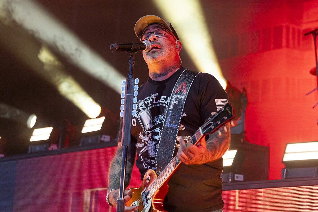 Aaron Lewis Discusses Staind’s New Album + Why He Loves His Fans