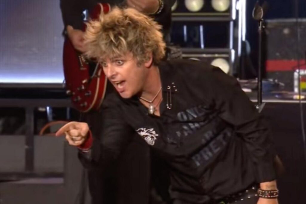 ‘I’ll Beat Your A–‘ – Billie Joe Armstrong Scolds Fan in Germany ‘I’ll Beat Your A–‘ – Billie Joe Armstrong Scolds Fan in Germany