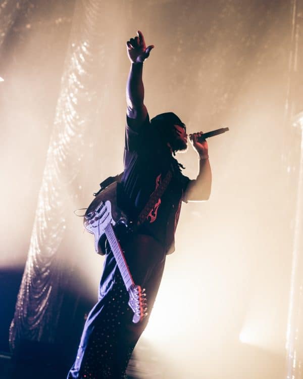 Leon Thomas Launches SOLD OUT North American Leg Of ‘MUTTS DON’T HEEL’ Tour In Dallas